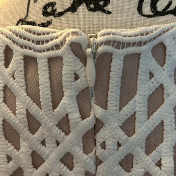 Tan and white Carmen Marc Valvo dress, unique styling, Size 8 - Picture 3 of 7